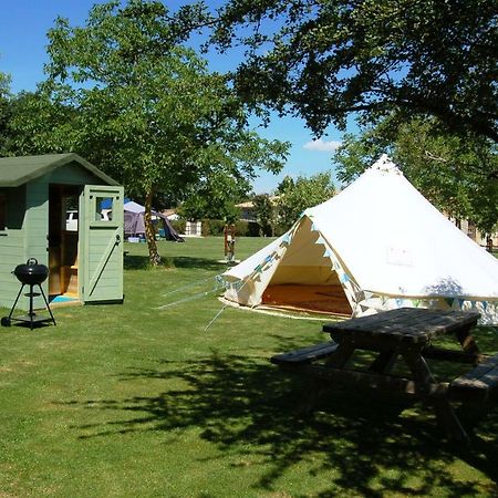 Camping La Foret De Tesse Eksteriør bilde