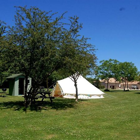 Camping La Foret De Tesse Eksteriør bilde
