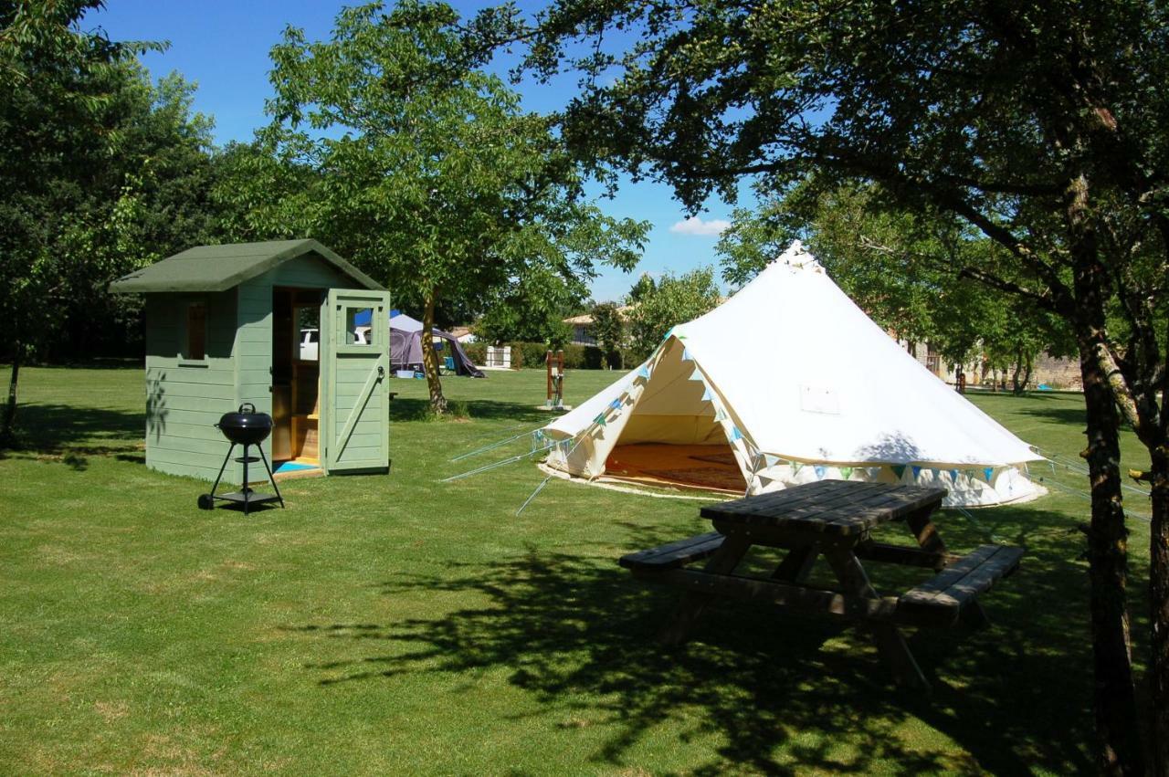 Camping La Foret De Tesse Eksteriør bilde