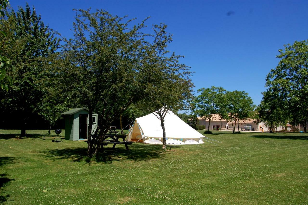 Camping La Foret De Tesse Eksteriør bilde