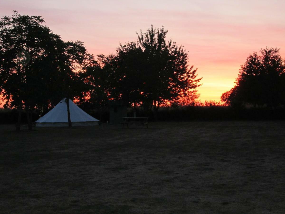 Camping La Foret De Tesse Eksteriør bilde